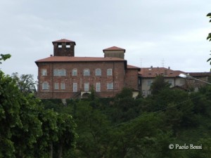 Il Castello Visconteo ritratto dalla valle, dove sorgeva la stazione ferroviaria della Ferrovia della Valmorea