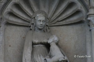 Bassorilievo della "Madonna che allatta"