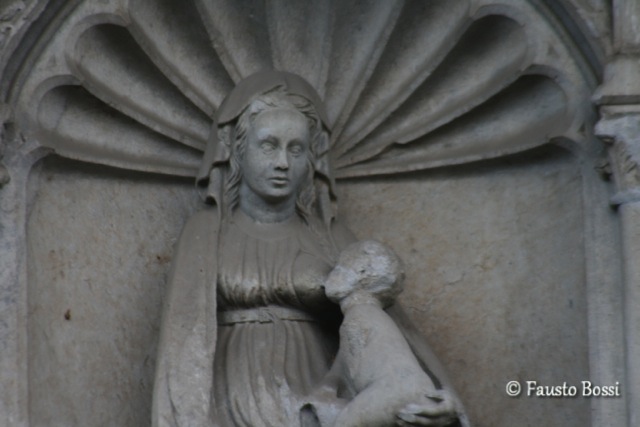 Bassorilievo della Madonna che allatta