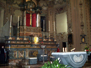 L'altare in marmo di Carrara