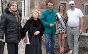 Miss Rally dei Laghi, Alexia Cunico. attira l’attenzione e familiarizza con alcuni fagnanesi